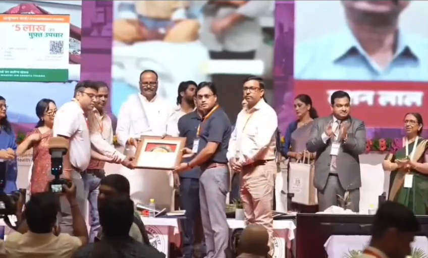 बरेली को आयुष्मान कार्ड बनाने में प्रदेश में पहला स्थान, फैमिली सैचुरेशन में उत्कृष्ट कार्य पर लखनऊ में डिप्टी सीएम ब्रजेश पाठक ने बरेली की टीम को किया सम्मानित, आयुष्मान योजना में बरेली प्रदेश में अव्वल
