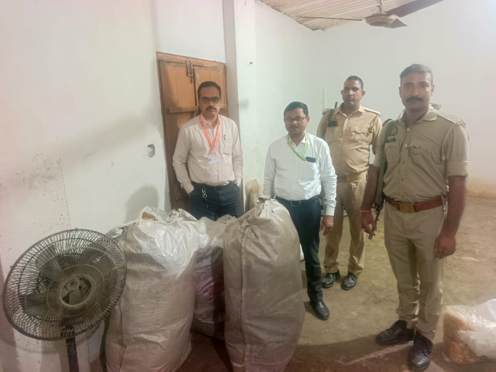रायबरेली में दीपावली से पहले खाद्य विभाग का कड़ा एक्शन: रसेहता में 163 किलो संदिग्ध नमकीन और तकिया बूढ़नपुर में 3.90 लाख का पान मसाला सील