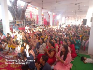 भजनों का आनन्द उठाते भक्त और कार्यक्रम में शामिल एस पी आरए, एसडीएम व सीओ