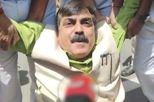 बिहार हिंसा को लेकर हंगामा करने पर मार्शल द्वारा बीजेपी विधायक जीवेश मिश्रा एवं पूर्व विधायक संसद से बाहर...