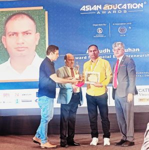 पुरुस्कार लेते हुए अनिरुद्ध चौहान व अतिथि गण