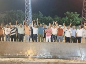 पेराई सत्र के समापन पर मौजूद मिल के अधिकारी व कर्मचारी गण