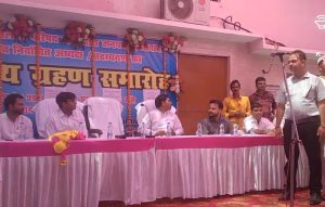 शपथ ग्रहण समारोह में उपस्थित नगर पालिका परिषद अध्यक्ष व अन्य शपथ ग्रहण समारोह में अव्यवस्था के चलते नाराज़गी जताते सभासद गण