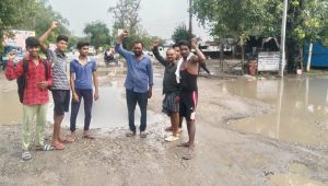 ठाकुरद्वारा मुरादाबाद छतिग्रस्त मार्ग को बनवाने की मांग को लेकर किया प्रदर्शन,