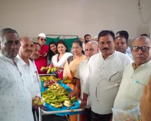 कांग्रेसियों ने राहुल की दीर्घायु के लिए मरीजों को फल बाटे