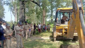 Forest Department : फॉरेस्ट डिपार्टमेंट द्वारा लगातार जंगलों को बचाने का अभियान चलाया जा रहा है अवैध अतिक्रमण हो या फिर अवैध खनन या फिर पेड़ों का अवैध रूप से कटान सभी की रोकथाम के लिए डीएफओ प्रकाश चंद्र आर्य के कड़े निर्देशों के बाद वन विभाग की टीम ताबड़तोड़ कार्रवाई करती हुई दिखाई दे रही है,इसी अभियान के तहत आज वन विभाग की टीम ने क्षेत्र के वन विभाग भूमि पर अवैध हुए अतिक्रमण के खिलाफ बड़ी कार्रवाई की है जहां  2.50 हैकटेयर अवैध अतिक्रमण को हटाकर जंगलों की भूमि को आजाद कर है आपको बता दें दक्षिणी जसपुर के अंतर्गत  बीट के नवालपूर ब्लॉक में अतिक्रमणकारियों द्वारा लगभग 2.50  हेक्टेयर भूमि पर अवैध अतिक्रमण किया हुआ था।

 जिसको  वन विभाग टीम द्वारा अतिक्रमण मुक्त बनाया गया अतिक्रमण पर कार्रवाई करने वाली टीम में जसपुर काशीपुर रामनगर क्षेत्र के रैंजरो के साथ उत्तरी जसपुर के अधिकारी एवं सुरक्षा बल शामिल थे।
