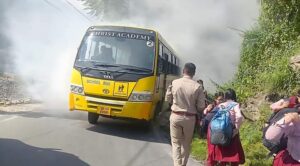 बच्चों से भरी स्कूल बस में लगी आग, फरिश्ता बनकर आयी खाकी वर्दी