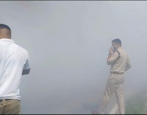 बच्चों से भरी स्कूल बस में लगी आग, फरिश्ता बनकर आयी खाकी वर्दी