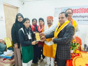 वाद विवाद प्रतियोगिता के बाद विजयी छात्राओं को पुरुस्कार देते प्रधानाचार्य