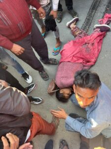 दुर्घटना के बाद मौके पर पड़ी घायल महिला
दुर्घटना के बाद मौके पर मौजूद पुलिस व लोगों की भीड़